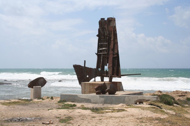 פסל בחוף אכזיב
