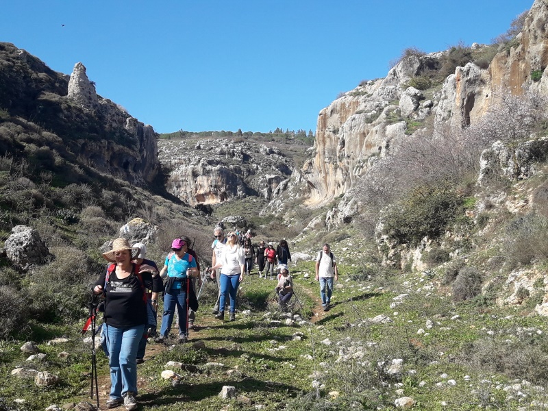 מטיילים בנחל אביב