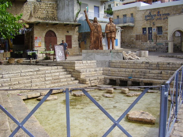 חצר עתיקות בעיר פקיעין